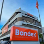Bandex cierra 2025 con cartera de crédito superior a RD$11,500 millones y crecimiento financiero El Banco de Desarrollo y Exportaciones (Bandex) reportó resultados financieros positivos al cierre del 2025, destacando una cartera de crédito de RD$11,504.6 millones, junto a una utilidad neta de RD$379.9 millones. Asimismo, el margen financiero bruto alcanzó RD$1,332.1 millones, reflejando un crecimiento interanual de 14.2 %, respaldado por una gestión eficiente y el fortalecimiento de sus operaciones. La entidad también informó que sus activos totales se situaron en RD$22,267.8 millones, como resultado del cumplimiento de compromisos financieros y una administración prudente de sus pasivos orientada a optimizar su estructura de financiamiento. Entre los hitos más relevantes, Bandex destacó la capitalización de RD$2,000 millones mediante aporte del Estado dominicano, lo que elevó su patrimonio técnico y posicionó su capital suscrito y pagado en RD$5,263 millones, representando un crecimiento de 61.29 %. Según su gerente general, Catalino Correa Hiciano, este respaldo estatal, junto a la adecuada gestión de recursos, fortalece la capacidad de la institución para financiar proyectos productivos y exportadores, contribuyendo al desarrollo económico sostenible del país. Más información en alodigitalrd.com #Bandex #EconomíaRD #Finanzas #DesarrolloRD #Inversión #AloRD #AloDigitalRD #NoticiasRD