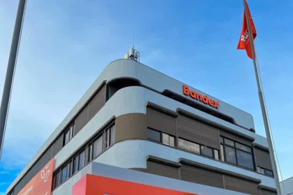 Bandex cierra 2025 con cartera de crédito superior a RD$11,500 millones y crecimiento financiero El Banco de Desarrollo y Exportaciones (Bandex) reportó resultados financieros positivos al cierre del 2025, destacando una cartera de crédito de RD$11,504.6 millones, junto a una utilidad neta de RD$379.9 millones. Asimismo, el margen financiero bruto alcanzó RD$1,332.1 millones, reflejando un crecimiento interanual de 14.2 %, respaldado por una gestión eficiente y el fortalecimiento de sus operaciones. La entidad también informó que sus activos totales se situaron en RD$22,267.8 millones, como resultado del cumplimiento de compromisos financieros y una administración prudente de sus pasivos orientada a optimizar su estructura de financiamiento. Entre los hitos más relevantes, Bandex destacó la capitalización de RD$2,000 millones mediante aporte del Estado dominicano, lo que elevó su patrimonio técnico y posicionó su capital suscrito y pagado en RD$5,263 millones, representando un crecimiento de 61.29 %. Según su gerente general, Catalino Correa Hiciano, este respaldo estatal, junto a la adecuada gestión de recursos, fortalece la capacidad de la institución para financiar proyectos productivos y exportadores, contribuyendo al desarrollo económico sostenible del país. Más información en alodigitalrd.com #Bandex #EconomíaRD #Finanzas #DesarrolloRD #Inversión #AloRD #AloDigitalRD #NoticiasRD