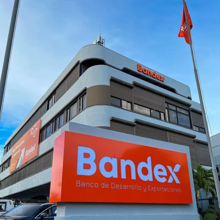 Bandex cierra 2025 con cartera de crédito superior a RD$11,500 millones y crecimiento financiero El Banco de Desarrollo y Exportaciones (Bandex) reportó resultados financieros positivos al cierre del 2025, destacando una cartera de crédito de RD$11,504.6 millones, junto a una utilidad neta de RD$379.9 millones. Asimismo, el margen financiero bruto alcanzó RD$1,332.1 millones, reflejando un crecimiento interanual de 14.2 %, respaldado por una gestión eficiente y el fortalecimiento de sus operaciones. La entidad también informó que sus activos totales se situaron en RD$22,267.8 millones, como resultado del cumplimiento de compromisos financieros y una administración prudente de sus pasivos orientada a optimizar su estructura de financiamiento. Entre los hitos más relevantes, Bandex destacó la capitalización de RD$2,000 millones mediante aporte del Estado dominicano, lo que elevó su patrimonio técnico y posicionó su capital suscrito y pagado en RD$5,263 millones, representando un crecimiento de 61.29 %. Según su gerente general, Catalino Correa Hiciano, este respaldo estatal, junto a la adecuada gestión de recursos, fortalece la capacidad de la institución para financiar proyectos productivos y exportadores, contribuyendo al desarrollo económico sostenible del país. Más información en alodigitalrd.com #Bandex #EconomíaRD #Finanzas #DesarrolloRD #Inversión #AloRD #AloDigitalRD #NoticiasRD