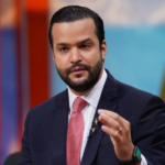 Rafael Paz insta al Gobierno a reducir gastos antes de trasladar aumentos al pueblo El presidente de la Fuerza del Pueblo en el Distrito Nacional, Rafael Paz, exhortó al Gobierno a implementar medidas de austeridad antes de trasladar a la población los aumentos en los precios de los combustibles. Paz señaló que desde 2020 los productos básicos han incrementado significativamente por encima de los salarios, afectando la capacidad adquisitiva de los dominicanos, y advirtió que mientras los precios suben, los sueldos no se ajustan de manera proporcional, generando una pérdida real del poder adquisitivo. El dirigente político destacó que el gasto del Estado ha crecido de forma acelerada, aumentando la deuda pública en más de 23 mil millones de dólares desde 2020, y que 88 de cada 100 pesos del presupuesto se destinan a gasto corriente. Ante esta situación, Paz propuso medidas como reducir la publicidad gubernamental, racionalizar la nómina pública, frenar el crecimiento del gasto corriente, enfrentar las pérdidas del sector eléctrico y evaluar la reducción temporal de impuestos a los combustibles, subrayando que “el pueblo ya se apretó los pantalones, ahora le toca al Gobierno apretarse los pantalones también”. Más información en alodigitalrd.com #RafaelPaz #CombustiblesRD #AusteridadGobierno #CostoDeLaVidaRD #AloRD #AloDigitalRD #NoticiasRD