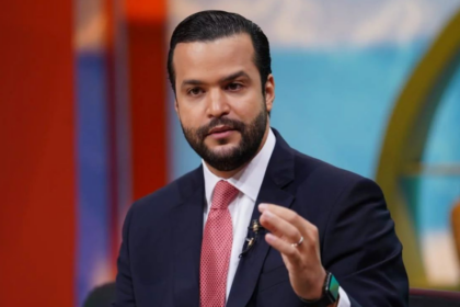 Rafael Paz insta al Gobierno a reducir gastos antes de trasladar aumentos al pueblo El presidente de la Fuerza del Pueblo en el Distrito Nacional, Rafael Paz, exhortó al Gobierno a implementar medidas de austeridad antes de trasladar a la población los aumentos en los precios de los combustibles. Paz señaló que desde 2020 los productos básicos han incrementado significativamente por encima de los salarios, afectando la capacidad adquisitiva de los dominicanos, y advirtió que mientras los precios suben, los sueldos no se ajustan de manera proporcional, generando una pérdida real del poder adquisitivo. El dirigente político destacó que el gasto del Estado ha crecido de forma acelerada, aumentando la deuda pública en más de 23 mil millones de dólares desde 2020, y que 88 de cada 100 pesos del presupuesto se destinan a gasto corriente. Ante esta situación, Paz propuso medidas como reducir la publicidad gubernamental, racionalizar la nómina pública, frenar el crecimiento del gasto corriente, enfrentar las pérdidas del sector eléctrico y evaluar la reducción temporal de impuestos a los combustibles, subrayando que “el pueblo ya se apretó los pantalones, ahora le toca al Gobierno apretarse los pantalones también”. Más información en alodigitalrd.com #RafaelPaz #CombustiblesRD #AusteridadGobierno #CostoDeLaVidaRD #AloRD #AloDigitalRD #NoticiasRD