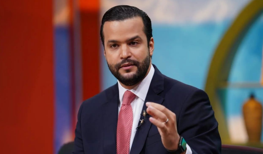 Rafael Paz insta al Gobierno a reducir gastos antes de trasladar aumentos al pueblo El presidente de la Fuerza del Pueblo en el Distrito Nacional, Rafael Paz, exhortó al Gobierno a implementar medidas de austeridad antes de trasladar a la población los aumentos en los precios de los combustibles. Paz señaló que desde 2020 los productos básicos han incrementado significativamente por encima de los salarios, afectando la capacidad adquisitiva de los dominicanos, y advirtió que mientras los precios suben, los sueldos no se ajustan de manera proporcional, generando una pérdida real del poder adquisitivo. El dirigente político destacó que el gasto del Estado ha crecido de forma acelerada, aumentando la deuda pública en más de 23 mil millones de dólares desde 2020, y que 88 de cada 100 pesos del presupuesto se destinan a gasto corriente. Ante esta situación, Paz propuso medidas como reducir la publicidad gubernamental, racionalizar la nómina pública, frenar el crecimiento del gasto corriente, enfrentar las pérdidas del sector eléctrico y evaluar la reducción temporal de impuestos a los combustibles, subrayando que “el pueblo ya se apretó los pantalones, ahora le toca al Gobierno apretarse los pantalones también”. Más información en alodigitalrd.com #RafaelPaz #CombustiblesRD #AusteridadGobierno #CostoDeLaVidaRD #AloRD #AloDigitalRD #NoticiasRD