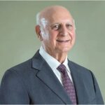 Personalidades despiden a Héctor Rizek Llabaly en emotivo velatorio en Santo Domingo Figuras del ámbito político, empresarial y social se dieron cita en la funeraria Blandino, en Santo Domingo, para rendir homenaje póstumo al empresario Héctor Rizek Llabaly. Durante las honras fúnebres, se destacó su legado como impulsor del sector cacaotero dominicano y su impacto en la agroindustria durante más de cinco décadas. Entre los asistentes estuvieron la primera dama Raquel Arbaje, la vicepresidenta Raquel Peña y el expresidente Leonel Fernández, quienes resaltaron sus valores humanos y aportes al desarrollo económico del país. El alcalde de San Francisco de Macorís, Alex Díaz, declaró tres días de duelo municipal en honor al empresario, destacando su influencia en la región y su rol en el fortalecimiento del sector educativo y productivo. Asimismo, se anunció que una calle llevará su nombre como reconocimiento a su trayectoria. Durante el acto también estuvieron presentes dirigentes políticos como Miguel Vargas y Hipólito Mejía, quienes coincidieron en que su partida representa una pérdida significativa para el país. Más información en alodigitalrd.com #AloRD #AloDigitalRD #NoticiasRD #HéctorRizek #SantoDomingo #EmpresariosRD #Legado