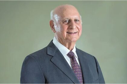 Personalidades despiden a Héctor Rizek Llabaly en emotivo velatorio en Santo Domingo Figuras del ámbito político, empresarial y social se dieron cita en la funeraria Blandino, en Santo Domingo, para rendir homenaje póstumo al empresario Héctor Rizek Llabaly. Durante las honras fúnebres, se destacó su legado como impulsor del sector cacaotero dominicano y su impacto en la agroindustria durante más de cinco décadas. Entre los asistentes estuvieron la primera dama Raquel Arbaje, la vicepresidenta Raquel Peña y el expresidente Leonel Fernández, quienes resaltaron sus valores humanos y aportes al desarrollo económico del país. El alcalde de San Francisco de Macorís, Alex Díaz, declaró tres días de duelo municipal en honor al empresario, destacando su influencia en la región y su rol en el fortalecimiento del sector educativo y productivo. Asimismo, se anunció que una calle llevará su nombre como reconocimiento a su trayectoria. Durante el acto también estuvieron presentes dirigentes políticos como Miguel Vargas y Hipólito Mejía, quienes coincidieron en que su partida representa una pérdida significativa para el país. Más información en alodigitalrd.com #AloRD #AloDigitalRD #NoticiasRD #HéctorRizek #SantoDomingo #EmpresariosRD #Legado