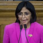 Delcy Rodríguez anuncia delegación a EE. UU. y pide levantar sanciones contra Venezuela Delcy Rodríguez, presidenta encargada de Venezuela, informó que esta semana enviará una delegación diplomática a Estados Unidos para avanzar en el inicio de relaciones bilaterales tras el restablecimiento formal de vínculos entre ambos países. La visita forma parte de un acercamiento político y económico impulsado luego del reinicio de las relaciones diplomáticas, con el objetivo de consolidar el diálogo y ampliar la cooperación bilateral. En ese contexto, Rodríguez solicitó al presidente Donald Trump el levantamiento de las sanciones económicas impuestas a Venezuela, argumentando que estas restricciones afectan negativamente a la economía del país. Esta petición se produce en medio de un proceso de negociaciones y gestos diplomáticos que buscan normalizar las relaciones después de años de tensiones, incluyendo acuerdos energéticos y cooperación en distintos sectores. Más información en alodigitalrd.com #AloRD #AloDigitalRD #NoticiasRD #DelcyRodríguez #VenezuelaEEUU #Sanciones #RelacionesDiplomáticas