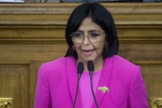 Delcy Rodríguez anuncia delegación a EE. UU. y pide levantar sanciones contra Venezuela Delcy Rodríguez, presidenta encargada de Venezuela, informó que esta semana enviará una delegación diplomática a Estados Unidos para avanzar en el inicio de relaciones bilaterales tras el restablecimiento formal de vínculos entre ambos países. La visita forma parte de un acercamiento político y económico impulsado luego del reinicio de las relaciones diplomáticas, con el objetivo de consolidar el diálogo y ampliar la cooperación bilateral. En ese contexto, Rodríguez solicitó al presidente Donald Trump el levantamiento de las sanciones económicas impuestas a Venezuela, argumentando que estas restricciones afectan negativamente a la economía del país. Esta petición se produce en medio de un proceso de negociaciones y gestos diplomáticos que buscan normalizar las relaciones después de años de tensiones, incluyendo acuerdos energéticos y cooperación en distintos sectores. Más información en alodigitalrd.com #AloRD #AloDigitalRD #NoticiasRD #DelcyRodríguez #VenezuelaEEUU #Sanciones #RelacionesDiplomáticas