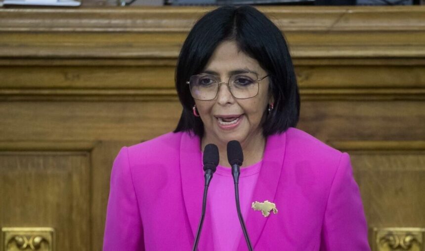 Delcy Rodríguez anuncia delegación a EE. UU. y pide levantar sanciones contra Venezuela Delcy Rodríguez, presidenta encargada de Venezuela, informó que esta semana enviará una delegación diplomática a Estados Unidos para avanzar en el inicio de relaciones bilaterales tras el restablecimiento formal de vínculos entre ambos países. La visita forma parte de un acercamiento político y económico impulsado luego del reinicio de las relaciones diplomáticas, con el objetivo de consolidar el diálogo y ampliar la cooperación bilateral. En ese contexto, Rodríguez solicitó al presidente Donald Trump el levantamiento de las sanciones económicas impuestas a Venezuela, argumentando que estas restricciones afectan negativamente a la economía del país. Esta petición se produce en medio de un proceso de negociaciones y gestos diplomáticos que buscan normalizar las relaciones después de años de tensiones, incluyendo acuerdos energéticos y cooperación en distintos sectores. Más información en alodigitalrd.com #AloRD #AloDigitalRD #NoticiasRD #DelcyRodríguez #VenezuelaEEUU #Sanciones #RelacionesDiplomáticas