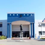 Migración desvincula a 263 empleados por irregularidades en dos años La Dirección General de Migración (DGM) informó que desvinculó a 263 empleados durante el año 2025 y lo que va de 2026, tras comprobar su participación en acciones que violan las normas institucionales. Estas medidas son resultado de 980 procesos de investigación administrativa, de los cuales 185 continúan en curso. Además, se aplicaron sanciones a 244 empleados, 66 fueron suspendidos, 123 trasladados y 21 despachados, mientras que en 75 casos no se comprobó responsabilidad. La institución destacó que estas acciones forman parte de un sistema de supervisión basado en el respeto al debido proceso y la aplicación proporcional de sanciones. La DGM también reportó que durante el último año se procesaron miles de casos relacionados con irregularidades migratorias, incluyendo 7,050 fraudes documentales y 4,400 suplantaciones de identidad. La entidad reiteró su política de “tolerancia cero” frente a violaciones a la Ley 285-04 y reafirmó su compromiso de continuar los operativos contra migrantes en condición irregular, garantizando el respeto a los derechos humanos. Asimismo, aseguró que seguirá fortaleciendo la transparencia institucional y los controles en aeropuertos, puertos y zonas fronterizas. Más información en alodigitalrd.com #MigraciónRD #Transparencia #Seguridad #InstitucionesRD #ControlMigratorio #AloRD #AloDigitalRD #NoticiasRD