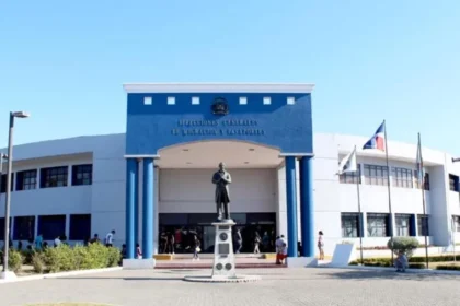 Migración desvincula a 263 empleados por irregularidades en dos años La Dirección General de Migración (DGM) informó que desvinculó a 263 empleados durante el año 2025 y lo que va de 2026, tras comprobar su participación en acciones que violan las normas institucionales. Estas medidas son resultado de 980 procesos de investigación administrativa, de los cuales 185 continúan en curso. Además, se aplicaron sanciones a 244 empleados, 66 fueron suspendidos, 123 trasladados y 21 despachados, mientras que en 75 casos no se comprobó responsabilidad. La institución destacó que estas acciones forman parte de un sistema de supervisión basado en el respeto al debido proceso y la aplicación proporcional de sanciones. La DGM también reportó que durante el último año se procesaron miles de casos relacionados con irregularidades migratorias, incluyendo 7,050 fraudes documentales y 4,400 suplantaciones de identidad. La entidad reiteró su política de “tolerancia cero” frente a violaciones a la Ley 285-04 y reafirmó su compromiso de continuar los operativos contra migrantes en condición irregular, garantizando el respeto a los derechos humanos. Asimismo, aseguró que seguirá fortaleciendo la transparencia institucional y los controles en aeropuertos, puertos y zonas fronterizas. Más información en alodigitalrd.com #MigraciónRD #Transparencia #Seguridad #InstitucionesRD #ControlMigratorio #AloRD #AloDigitalRD #NoticiasRD