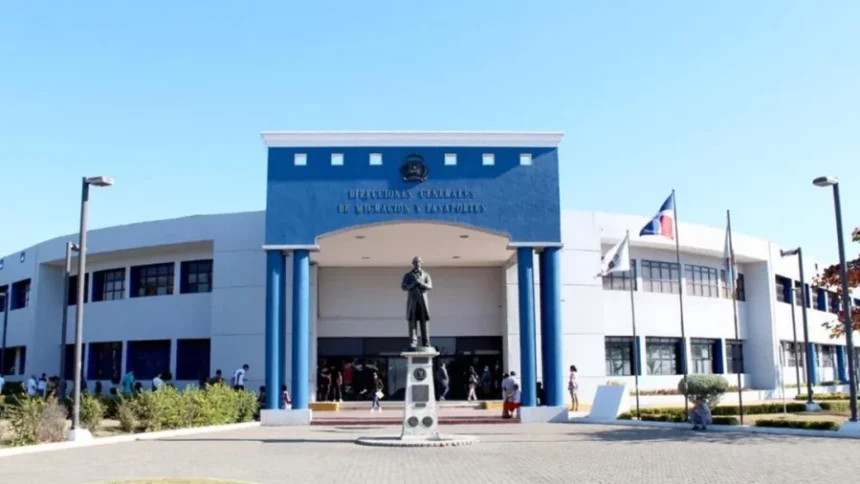 Migración desvincula a 263 empleados por irregularidades en dos años La Dirección General de Migración (DGM) informó que desvinculó a 263 empleados durante el año 2025 y lo que va de 2026, tras comprobar su participación en acciones que violan las normas institucionales. Estas medidas son resultado de 980 procesos de investigación administrativa, de los cuales 185 continúan en curso. Además, se aplicaron sanciones a 244 empleados, 66 fueron suspendidos, 123 trasladados y 21 despachados, mientras que en 75 casos no se comprobó responsabilidad. La institución destacó que estas acciones forman parte de un sistema de supervisión basado en el respeto al debido proceso y la aplicación proporcional de sanciones. La DGM también reportó que durante el último año se procesaron miles de casos relacionados con irregularidades migratorias, incluyendo 7,050 fraudes documentales y 4,400 suplantaciones de identidad. La entidad reiteró su política de “tolerancia cero” frente a violaciones a la Ley 285-04 y reafirmó su compromiso de continuar los operativos contra migrantes en condición irregular, garantizando el respeto a los derechos humanos. Asimismo, aseguró que seguirá fortaleciendo la transparencia institucional y los controles en aeropuertos, puertos y zonas fronterizas. Más información en alodigitalrd.com #MigraciónRD #Transparencia #Seguridad #InstitucionesRD #ControlMigratorio #AloRD #AloDigitalRD #NoticiasRD