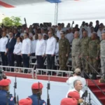 Gobierno suspende desfile del 30 de marzo en Santiago por medidas de austeridad El Gobierno de República Dominicana anunció la cancelación del tradicional desfile cívico-militar programado para el 30 de marzo en Santiago, como parte de un conjunto de medidas de austeridad orientadas a optimizar el uso de los recursos públicos ante el contexto económico internacional. La decisión fue comunicada por el Poder Ejecutivo, que reiteró su compromiso con la responsabilidad fiscal sin dejar de reconocer la importancia de las tradiciones patrióticas. A pesar de la suspensión del desfile, las actividades conmemorativas por la Batalla del 30 de Marzo se mantendrán, iniciando con el Tedeum en la Catedral Metropolitana Santiago Apóstol. El presidente Luis Abinader desarrollará además una agenda que incluye entrega de títulos de propiedad, inauguración de instalaciones deportivas en Cienfuegos y Licey al Medio, y posteriormente continuará en Samaná con proyectos enfocados en turismo y desarrollo comunitario. Más información en alodigitalrd.com #AloRD #AloDigitalRD #NoticiasRD #Santiago #GobiernoRD #Batalla30DeMarzo #Austeridad