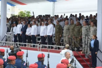 Gobierno suspende desfile del 30 de marzo en Santiago por medidas de austeridad El Gobierno de República Dominicana anunció la cancelación del tradicional desfile cívico-militar programado para el 30 de marzo en Santiago, como parte de un conjunto de medidas de austeridad orientadas a optimizar el uso de los recursos públicos ante el contexto económico internacional. La decisión fue comunicada por el Poder Ejecutivo, que reiteró su compromiso con la responsabilidad fiscal sin dejar de reconocer la importancia de las tradiciones patrióticas. A pesar de la suspensión del desfile, las actividades conmemorativas por la Batalla del 30 de Marzo se mantendrán, iniciando con el Tedeum en la Catedral Metropolitana Santiago Apóstol. El presidente Luis Abinader desarrollará además una agenda que incluye entrega de títulos de propiedad, inauguración de instalaciones deportivas en Cienfuegos y Licey al Medio, y posteriormente continuará en Samaná con proyectos enfocados en turismo y desarrollo comunitario. Más información en alodigitalrd.com #AloRD #AloDigitalRD #NoticiasRD #Santiago #GobiernoRD #Batalla30DeMarzo #Austeridad