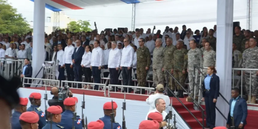 Gobierno suspende desfile del 30 de marzo en Santiago por medidas de austeridad El Gobierno de República Dominicana anunció la cancelación del tradicional desfile cívico-militar programado para el 30 de marzo en Santiago, como parte de un conjunto de medidas de austeridad orientadas a optimizar el uso de los recursos públicos ante el contexto económico internacional. La decisión fue comunicada por el Poder Ejecutivo, que reiteró su compromiso con la responsabilidad fiscal sin dejar de reconocer la importancia de las tradiciones patrióticas. A pesar de la suspensión del desfile, las actividades conmemorativas por la Batalla del 30 de Marzo se mantendrán, iniciando con el Tedeum en la Catedral Metropolitana Santiago Apóstol. El presidente Luis Abinader desarrollará además una agenda que incluye entrega de títulos de propiedad, inauguración de instalaciones deportivas en Cienfuegos y Licey al Medio, y posteriormente continuará en Samaná con proyectos enfocados en turismo y desarrollo comunitario. Más información en alodigitalrd.com #AloRD #AloDigitalRD #NoticiasRD #Santiago #GobiernoRD #Batalla30DeMarzo #Austeridad