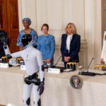 Melania Trump presenta robot humanoide en cumbre de primeras damas