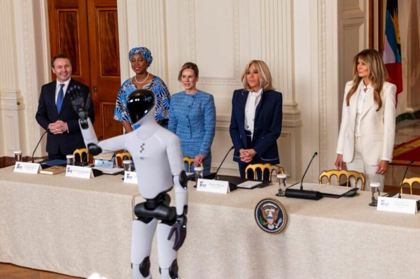 Melania Trump presenta robot humanoide en cumbre de primeras damas
