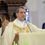 Obispo pide que sacrificios económicos no recaigan en los más vulnerables El obispo coadjutor de la Arquidiócesis de Santo Domingo, monseñor Carlos Thomás Morel Diplán, afirmó que no se le puede exigir mayores sacrificios a los sectores más vulnerables, ya que estos han estado soportando el peso de la situación económica desde hace tiempo. Sus declaraciones surgen tras el discurso del presidente Luis Abinader sobre el impacto de la crisis internacional derivada de la guerra en Medio Oriente, donde el mandatario advirtió sobre medidas necesarias ante el encarecimiento del petróleo. Morel Diplán sostuvo que los esfuerzos deben concentrarse principalmente en quienes tienen mayores recursos, señalando además que funcionarios públicos deben evitar gastos innecesarios, incluyendo actividades y campañas que impliquen consumo elevado de combustible. Diversos sectores también reaccionaron al panorama económico, advirtiendo que la clase media y las mipymes podrían ser las más afectadas. La Confederación Dominicana de la Micro, Pequeña y Mediana Empresa (Codopyme) solicitó facilidades de financiamiento, eficiencia energética y simplificación de trámites para enfrentar el aumento en costos de combustibles y materias primas. En tanto, el Consejo Dominicano de Unidad Evangélica (Codue) alertó sobre el impacto en la clase media y pidió mayor supervisión para evitar aumentos arbitrarios de precios. Por su parte, el comercio de provisiones fue señalado como un actor clave para garantizar el abastecimiento, en medio de un contexto internacional que continúa generando presiones sobre la economía nacional. Más información en alodigitalrd.com #EconomíaRD #LuisAbinader #CrisisGlobal #MipymesRD #ClaseMedia #AloRD #AloDigitalRD #NoticiasRD