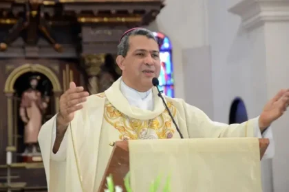 Obispo pide que sacrificios económicos no recaigan en los más vulnerables El obispo coadjutor de la Arquidiócesis de Santo Domingo, monseñor Carlos Thomás Morel Diplán, afirmó que no se le puede exigir mayores sacrificios a los sectores más vulnerables, ya que estos han estado soportando el peso de la situación económica desde hace tiempo. Sus declaraciones surgen tras el discurso del presidente Luis Abinader sobre el impacto de la crisis internacional derivada de la guerra en Medio Oriente, donde el mandatario advirtió sobre medidas necesarias ante el encarecimiento del petróleo. Morel Diplán sostuvo que los esfuerzos deben concentrarse principalmente en quienes tienen mayores recursos, señalando además que funcionarios públicos deben evitar gastos innecesarios, incluyendo actividades y campañas que impliquen consumo elevado de combustible. Diversos sectores también reaccionaron al panorama económico, advirtiendo que la clase media y las mipymes podrían ser las más afectadas. La Confederación Dominicana de la Micro, Pequeña y Mediana Empresa (Codopyme) solicitó facilidades de financiamiento, eficiencia energética y simplificación de trámites para enfrentar el aumento en costos de combustibles y materias primas. En tanto, el Consejo Dominicano de Unidad Evangélica (Codue) alertó sobre el impacto en la clase media y pidió mayor supervisión para evitar aumentos arbitrarios de precios. Por su parte, el comercio de provisiones fue señalado como un actor clave para garantizar el abastecimiento, en medio de un contexto internacional que continúa generando presiones sobre la economía nacional. Más información en alodigitalrd.com #EconomíaRD #LuisAbinader #CrisisGlobal #MipymesRD #ClaseMedia #AloRD #AloDigitalRD #NoticiasRD