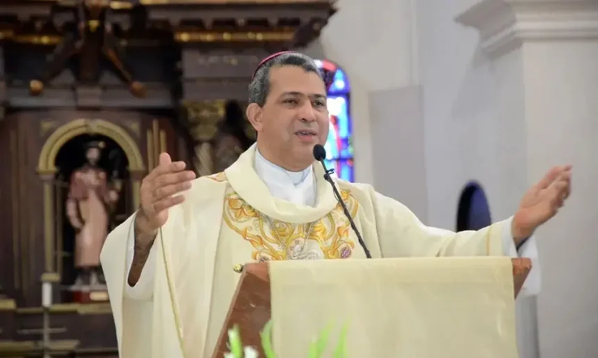 Obispo pide que sacrificios económicos no recaigan en los más vulnerables El obispo coadjutor de la Arquidiócesis de Santo Domingo, monseñor Carlos Thomás Morel Diplán, afirmó que no se le puede exigir mayores sacrificios a los sectores más vulnerables, ya que estos han estado soportando el peso de la situación económica desde hace tiempo. Sus declaraciones surgen tras el discurso del presidente Luis Abinader sobre el impacto de la crisis internacional derivada de la guerra en Medio Oriente, donde el mandatario advirtió sobre medidas necesarias ante el encarecimiento del petróleo. Morel Diplán sostuvo que los esfuerzos deben concentrarse principalmente en quienes tienen mayores recursos, señalando además que funcionarios públicos deben evitar gastos innecesarios, incluyendo actividades y campañas que impliquen consumo elevado de combustible. Diversos sectores también reaccionaron al panorama económico, advirtiendo que la clase media y las mipymes podrían ser las más afectadas. La Confederación Dominicana de la Micro, Pequeña y Mediana Empresa (Codopyme) solicitó facilidades de financiamiento, eficiencia energética y simplificación de trámites para enfrentar el aumento en costos de combustibles y materias primas. En tanto, el Consejo Dominicano de Unidad Evangélica (Codue) alertó sobre el impacto en la clase media y pidió mayor supervisión para evitar aumentos arbitrarios de precios. Por su parte, el comercio de provisiones fue señalado como un actor clave para garantizar el abastecimiento, en medio de un contexto internacional que continúa generando presiones sobre la economía nacional. Más información en alodigitalrd.com #EconomíaRD #LuisAbinader #CrisisGlobal #MipymesRD #ClaseMedia #AloRD #AloDigitalRD #NoticiasRD