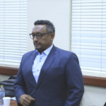 Caso Coral y Coral 5G llega a fase final con alegatos de defensa Este martes 24 de marzo finalizan las exposiciones de las defensas técnicas de los imputados en el caso Coral y Coral 5G, marcando la etapa decisiva del juicio por presunta corrupción administrativa en la República Dominicana. Entre los procesados que presentan sus argumentos de clausura se encuentran el coronel Rafael Núñez de Aza, Erick Daniel Pereira Núñez, Jehohanan Lucía Rodríguez Jiménez, Alejandro José Montero y la empresa Randa International Company, quienes contaron con dos fechas para exponer sus alegatos: el jueves 19 de marzo y el martes 24. El proceso se desarrolla en el Primer Tribunal Colegiado del Distrito Nacional, con el general Adán Cáceres Silvestre como principal imputado. El Ministerio Público acusa a los implicados de sustraer más de RD$4,500 millones del Cuerpo de Seguridad Presidencial (Cusep), del Cuerpo Especializado de Seguridad Turística (Cestur) y del Consejo Nacional para la Niñez y la Adolescencia (Conani). Solicita 20 años de prisión y el pago de una indemnización equivalente a 400 salarios mínimos para los principales imputados, mientras que para otros se piden penas de 15 y 5 años, junto con multas de hasta RD$500,000. El juicio entra así en una etapa crucial donde se definirán responsabilidades en uno de los casos de presunta corrupción administrativa más relevantes de los últimos años. Más información en alodigitalrd.com #CasoCoral #CorrupciónRD #JuicioRD #JusticiaDominicana #AloRD #AloDigitalRD #NoticiasRD