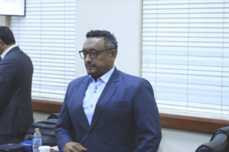 Caso Coral y Coral 5G llega a fase final con alegatos de defensa Este martes 24 de marzo finalizan las exposiciones de las defensas técnicas de los imputados en el caso Coral y Coral 5G, marcando la etapa decisiva del juicio por presunta corrupción administrativa en la República Dominicana. Entre los procesados que presentan sus argumentos de clausura se encuentran el coronel Rafael Núñez de Aza, Erick Daniel Pereira Núñez, Jehohanan Lucía Rodríguez Jiménez, Alejandro José Montero y la empresa Randa International Company, quienes contaron con dos fechas para exponer sus alegatos: el jueves 19 de marzo y el martes 24. El proceso se desarrolla en el Primer Tribunal Colegiado del Distrito Nacional, con el general Adán Cáceres Silvestre como principal imputado. El Ministerio Público acusa a los implicados de sustraer más de RD$4,500 millones del Cuerpo de Seguridad Presidencial (Cusep), del Cuerpo Especializado de Seguridad Turística (Cestur) y del Consejo Nacional para la Niñez y la Adolescencia (Conani). Solicita 20 años de prisión y el pago de una indemnización equivalente a 400 salarios mínimos para los principales imputados, mientras que para otros se piden penas de 15 y 5 años, junto con multas de hasta RD$500,000. El juicio entra así en una etapa crucial donde se definirán responsabilidades en uno de los casos de presunta corrupción administrativa más relevantes de los últimos años. Más información en alodigitalrd.com #CasoCoral #CorrupciónRD #JuicioRD #JusticiaDominicana #AloRD #AloDigitalRD #NoticiasRD