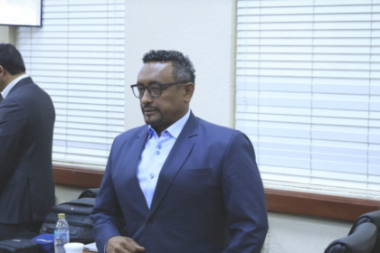 Caso Coral y Coral 5G llega a fase final con alegatos de defensa Este martes 24 de marzo finalizan las exposiciones de las defensas técnicas de los imputados en el caso Coral y Coral 5G, marcando la etapa decisiva del juicio por presunta corrupción administrativa en la República Dominicana. Entre los procesados que presentan sus argumentos de clausura se encuentran el coronel Rafael Núñez de Aza, Erick Daniel Pereira Núñez, Jehohanan Lucía Rodríguez Jiménez, Alejandro José Montero y la empresa Randa International Company, quienes contaron con dos fechas para exponer sus alegatos: el jueves 19 de marzo y el martes 24. El proceso se desarrolla en el Primer Tribunal Colegiado del Distrito Nacional, con el general Adán Cáceres Silvestre como principal imputado. El Ministerio Público acusa a los implicados de sustraer más de RD$4,500 millones del Cuerpo de Seguridad Presidencial (Cusep), del Cuerpo Especializado de Seguridad Turística (Cestur) y del Consejo Nacional para la Niñez y la Adolescencia (Conani). Solicita 20 años de prisión y el pago de una indemnización equivalente a 400 salarios mínimos para los principales imputados, mientras que para otros se piden penas de 15 y 5 años, junto con multas de hasta RD$500,000. El juicio entra así en una etapa crucial donde se definirán responsabilidades en uno de los casos de presunta corrupción administrativa más relevantes de los últimos años. Más información en alodigitalrd.com #CasoCoral #CorrupciónRD #JuicioRD #JusticiaDominicana #AloRD #AloDigitalRD #NoticiasRD