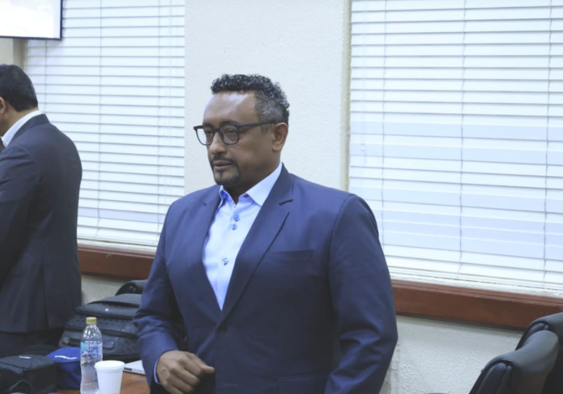 Caso Coral y Coral 5G llega a fase final con alegatos de defensa Este martes 24 de marzo finalizan las exposiciones de las defensas técnicas de los imputados en el caso Coral y Coral 5G, marcando la etapa decisiva del juicio por presunta corrupción administrativa en la República Dominicana. Entre los procesados que presentan sus argumentos de clausura se encuentran el coronel Rafael Núñez de Aza, Erick Daniel Pereira Núñez, Jehohanan Lucía Rodríguez Jiménez, Alejandro José Montero y la empresa Randa International Company, quienes contaron con dos fechas para exponer sus alegatos: el jueves 19 de marzo y el martes 24. El proceso se desarrolla en el Primer Tribunal Colegiado del Distrito Nacional, con el general Adán Cáceres Silvestre como principal imputado. El Ministerio Público acusa a los implicados de sustraer más de RD$4,500 millones del Cuerpo de Seguridad Presidencial (Cusep), del Cuerpo Especializado de Seguridad Turística (Cestur) y del Consejo Nacional para la Niñez y la Adolescencia (Conani). Solicita 20 años de prisión y el pago de una indemnización equivalente a 400 salarios mínimos para los principales imputados, mientras que para otros se piden penas de 15 y 5 años, junto con multas de hasta RD$500,000. El juicio entra así en una etapa crucial donde se definirán responsabilidades en uno de los casos de presunta corrupción administrativa más relevantes de los últimos años. Más información en alodigitalrd.com #CasoCoral #CorrupciónRD #JuicioRD #JusticiaDominicana #AloRD #AloDigitalRD #NoticiasRD