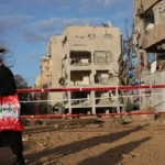 Trump lanza ultimátum a Irán por Ormuz en medio de escalada militar en Oriente Medio El expresidente de Estados Unidos, Donald Trump, emitió un ultimátum a Irán exigiendo la apertura total del estrecho de Ormuz en un plazo de 48 horas, advirtiendo que, de no cumplirse, se ejecutarían ataques contra centrales eléctricas iraníes. Esta amenaza se produce en medio de una intensificación del conflicto, con bombardeos entre Irán e Israel, que han dejado más de 120 heridos en territorio israelí tras impactos de misiles en zonas cercanas a instalaciones estratégicas. En paralelo, las fuerzas israelíes han lanzado nuevos ataques sobre Teherán, mientras que Arabia Saudí reportó la interceptación de drones y misiles dirigidos a su territorio, aumentando la tensión regional. Irán, por su parte, ha advertido que responderá atacando infraestructuras energéticas y tecnológicas estadounidenses si se concreta alguna ofensiva contra sus instalaciones. La escalada ocurre en un contexto de ataques cruzados, daños a instalaciones nucleares y un creciente riesgo de expansión del conflicto en toda la región. Más información en alodigitalrd.com #OrienteMedio #Irán #Israel #DonaldTrump #Ormuz #ConflictoGlobal #AloRD #AloDigitalRD #NoticiasRD