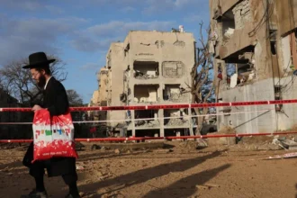 Trump lanza ultimátum a Irán por Ormuz en medio de escalada militar en Oriente Medio El expresidente de Estados Unidos, Donald Trump, emitió un ultimátum a Irán exigiendo la apertura total del estrecho de Ormuz en un plazo de 48 horas, advirtiendo que, de no cumplirse, se ejecutarían ataques contra centrales eléctricas iraníes. Esta amenaza se produce en medio de una intensificación del conflicto, con bombardeos entre Irán e Israel, que han dejado más de 120 heridos en territorio israelí tras impactos de misiles en zonas cercanas a instalaciones estratégicas. En paralelo, las fuerzas israelíes han lanzado nuevos ataques sobre Teherán, mientras que Arabia Saudí reportó la interceptación de drones y misiles dirigidos a su territorio, aumentando la tensión regional. Irán, por su parte, ha advertido que responderá atacando infraestructuras energéticas y tecnológicas estadounidenses si se concreta alguna ofensiva contra sus instalaciones. La escalada ocurre en un contexto de ataques cruzados, daños a instalaciones nucleares y un creciente riesgo de expansión del conflicto en toda la región. Más información en alodigitalrd.com #OrienteMedio #Irán #Israel #DonaldTrump #Ormuz #ConflictoGlobal #AloRD #AloDigitalRD #NoticiasRD