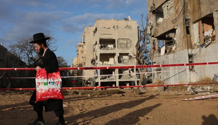 Trump lanza ultimátum a Irán por Ormuz en medio de escalada militar en Oriente Medio El expresidente de Estados Unidos, Donald Trump, emitió un ultimátum a Irán exigiendo la apertura total del estrecho de Ormuz en un plazo de 48 horas, advirtiendo que, de no cumplirse, se ejecutarían ataques contra centrales eléctricas iraníes. Esta amenaza se produce en medio de una intensificación del conflicto, con bombardeos entre Irán e Israel, que han dejado más de 120 heridos en territorio israelí tras impactos de misiles en zonas cercanas a instalaciones estratégicas. En paralelo, las fuerzas israelíes han lanzado nuevos ataques sobre Teherán, mientras que Arabia Saudí reportó la interceptación de drones y misiles dirigidos a su territorio, aumentando la tensión regional. Irán, por su parte, ha advertido que responderá atacando infraestructuras energéticas y tecnológicas estadounidenses si se concreta alguna ofensiva contra sus instalaciones. La escalada ocurre en un contexto de ataques cruzados, daños a instalaciones nucleares y un creciente riesgo de expansión del conflicto en toda la región. Más información en alodigitalrd.com #OrienteMedio #Irán #Israel #DonaldTrump #Ormuz #ConflictoGlobal #AloRD #AloDigitalRD #NoticiasRD