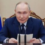 Rusia exige pruebas de esperma a hombres que frecuentan saunas por plan de natalidad Las autoridades sanitarias de Rusia implementarán nuevas medidas de salud reproductiva que incluyen la obligación de someterse a pruebas de calidad de esperma para los hombres que frecuenten saunas, como parte de un plan destinado a aumentar la natalidad en el país. El Ministerio de Salud actualizó los protocolos médicos y los cuestionarios para pacientes, indicando que las altas temperaturas de las saunas pueden afectar la fertilidad, y que quienes confirmen su visita regular deberán realizarse un espermograma y consultar con un urólogo. La estrategia busca prevenir la infertilidad masculina, considerada a menudo asintomática, y se enmarca en un conjunto de políticas para aumentar la población rusa. Paralelamente, las recomendaciones para mujeres incluyen derivación a psicólogos clínicos si manifiestan no desear hijos, con el objetivo de fomentar una actitud positiva hacia la maternidad. Autoridades como Serguéi Leónov, jefe del Comité de Salud de la Duma Estatal, afirmaron que estas medidas buscan apoyo preventivo y planificación familiar en un contexto de baja densidad poblacional. Más información en alodigitalrd.com #RusiaNatalidad #SaludReproductiva #FertilidadMasculina #MedidasPreventivas #AloRD #AloDigitalRD #NoticiasRD