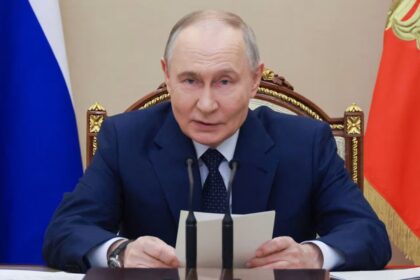 Rusia exige pruebas de esperma a hombres que frecuentan saunas por plan de natalidad Las autoridades sanitarias de Rusia implementarán nuevas medidas de salud reproductiva que incluyen la obligación de someterse a pruebas de calidad de esperma para los hombres que frecuenten saunas, como parte de un plan destinado a aumentar la natalidad en el país. El Ministerio de Salud actualizó los protocolos médicos y los cuestionarios para pacientes, indicando que las altas temperaturas de las saunas pueden afectar la fertilidad, y que quienes confirmen su visita regular deberán realizarse un espermograma y consultar con un urólogo. La estrategia busca prevenir la infertilidad masculina, considerada a menudo asintomática, y se enmarca en un conjunto de políticas para aumentar la población rusa. Paralelamente, las recomendaciones para mujeres incluyen derivación a psicólogos clínicos si manifiestan no desear hijos, con el objetivo de fomentar una actitud positiva hacia la maternidad. Autoridades como Serguéi Leónov, jefe del Comité de Salud de la Duma Estatal, afirmaron que estas medidas buscan apoyo preventivo y planificación familiar en un contexto de baja densidad poblacional. Más información en alodigitalrd.com #RusiaNatalidad #SaludReproductiva #FertilidadMasculina #MedidasPreventivas #AloRD #AloDigitalRD #NoticiasRD