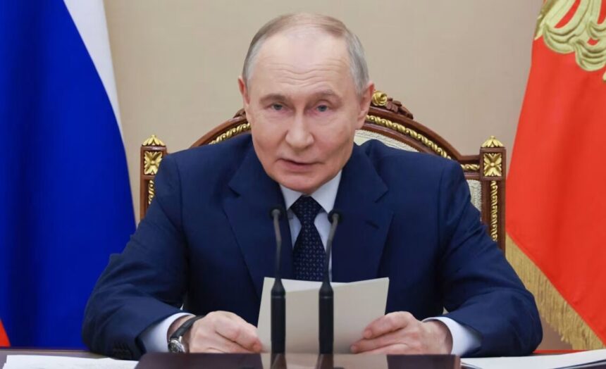 Rusia exige pruebas de esperma a hombres que frecuentan saunas por plan de natalidad Las autoridades sanitarias de Rusia implementarán nuevas medidas de salud reproductiva que incluyen la obligación de someterse a pruebas de calidad de esperma para los hombres que frecuenten saunas, como parte de un plan destinado a aumentar la natalidad en el país. El Ministerio de Salud actualizó los protocolos médicos y los cuestionarios para pacientes, indicando que las altas temperaturas de las saunas pueden afectar la fertilidad, y que quienes confirmen su visita regular deberán realizarse un espermograma y consultar con un urólogo. La estrategia busca prevenir la infertilidad masculina, considerada a menudo asintomática, y se enmarca en un conjunto de políticas para aumentar la población rusa. Paralelamente, las recomendaciones para mujeres incluyen derivación a psicólogos clínicos si manifiestan no desear hijos, con el objetivo de fomentar una actitud positiva hacia la maternidad. Autoridades como Serguéi Leónov, jefe del Comité de Salud de la Duma Estatal, afirmaron que estas medidas buscan apoyo preventivo y planificación familiar en un contexto de baja densidad poblacional. Más información en alodigitalrd.com #RusiaNatalidad #SaludReproductiva #FertilidadMasculina #MedidasPreventivas #AloRD #AloDigitalRD #NoticiasRD