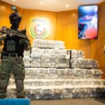 Cinco hombres arrestados y 564 paquetes de presunta cocaína incautados en Barahona En una operación conjunta por aire, mar y tierra, agentes de la DNCD, la Armada, Fuerza Aérea y Ejército, con apoyo de agencias de inteligencia, interceptaron a los tripulantes de una lancha rápida frente a las costas de Barahona. Durante la persecución, los individuos lanzaron pacas al mar y encallaron la embarcación en la playa San Rafael, lo que permitió la recuperación de 564 paquetes de presunta cocaína, además de una pistola, municiones y la embarcación utilizada. El Ministerio Público y la DNCD continúan investigando para identificar y arrestar a otros miembros de la red criminal dedicada al tráfico internacional de drogas. Los paquetes confiscados fueron enviados al INACIF para determinar su peso exacto, reforzando los esfuerzos de las autoridades en la lucha contra el narcotráfico en la región Este del país. Más información en alodigitalrd.com. #DNCD #NarcotraficoRD #Barahona #SeguridadRD #OperacionAntidrogas #AloRD #AloDigitalRD #NoticiasRD