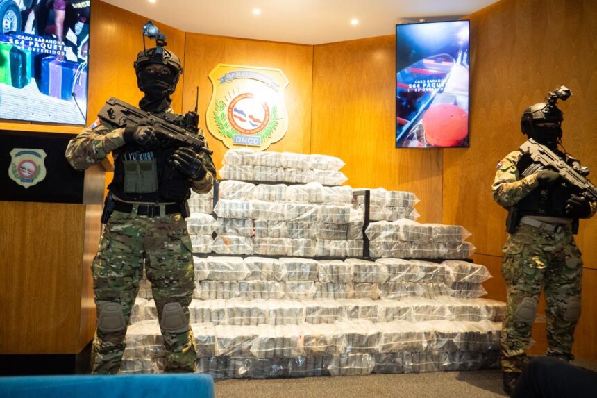 Cinco hombres arrestados y 564 paquetes de presunta cocaína incautados en Barahona En una operación conjunta por aire, mar y tierra, agentes de la DNCD, la Armada, Fuerza Aérea y Ejército, con apoyo de agencias de inteligencia, interceptaron a los tripulantes de una lancha rápida frente a las costas de Barahona. Durante la persecución, los individuos lanzaron pacas al mar y encallaron la embarcación en la playa San Rafael, lo que permitió la recuperación de 564 paquetes de presunta cocaína, además de una pistola, municiones y la embarcación utilizada. El Ministerio Público y la DNCD continúan investigando para identificar y arrestar a otros miembros de la red criminal dedicada al tráfico internacional de drogas. Los paquetes confiscados fueron enviados al INACIF para determinar su peso exacto, reforzando los esfuerzos de las autoridades en la lucha contra el narcotráfico en la región Este del país. Más información en alodigitalrd.com. #DNCD #NarcotraficoRD #Barahona #SeguridadRD #OperacionAntidrogas #AloRD #AloDigitalRD #NoticiasRD