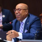 Pacheco reafirma que la cesantía no será modificada en reforma laboral El presidente de la Cámara de Diputados, Alfredo Pacheco, confirmó su compromiso con la aprobación de la reforma laboral basada en el consenso entre trabajadores, empleadores y Gobierno, aclarando su posición ante recientes declaraciones del dirigente sindical Pepe Abreu. Pacheco destacó que existe un acuerdo claro en la Cámara de Diputados de que la cesantía no se modificará, y calificó como “tremendistas” las acusaciones en su contra, reiterando su disposición al diálogo y al respeto de las diferencias. El legislador señaló que su rol es garantizar equilibrio entre los sectores, evitando que la reforma afecte injustamente a alguna de las partes. Además, recordó su trayectoria de apoyo a los derechos de los trabajadores y su impulso a iniciativas como la Ley de Protección al Consumidor. Pacheco hizo un llamado a retomar los acuerdos previos como vía para viabilizar la aprobación de una reforma laboral equilibrada que beneficie a todos los dominicanos. Más información en alodigitalrd.com #AlfredoPacheco #ReformaLaboralRD #Cesantía #DerechosLaborales #AloRD #AloDigitalRD #NoticiasRD