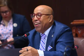 Pacheco reafirma que la cesantía no será modificada en reforma laboral El presidente de la Cámara de Diputados, Alfredo Pacheco, confirmó su compromiso con la aprobación de la reforma laboral basada en el consenso entre trabajadores, empleadores y Gobierno, aclarando su posición ante recientes declaraciones del dirigente sindical Pepe Abreu. Pacheco destacó que existe un acuerdo claro en la Cámara de Diputados de que la cesantía no se modificará, y calificó como “tremendistas” las acusaciones en su contra, reiterando su disposición al diálogo y al respeto de las diferencias. El legislador señaló que su rol es garantizar equilibrio entre los sectores, evitando que la reforma afecte injustamente a alguna de las partes. Además, recordó su trayectoria de apoyo a los derechos de los trabajadores y su impulso a iniciativas como la Ley de Protección al Consumidor. Pacheco hizo un llamado a retomar los acuerdos previos como vía para viabilizar la aprobación de una reforma laboral equilibrada que beneficie a todos los dominicanos. Más información en alodigitalrd.com #AlfredoPacheco #ReformaLaboralRD #Cesantía #DerechosLaborales #AloRD #AloDigitalRD #NoticiasRD