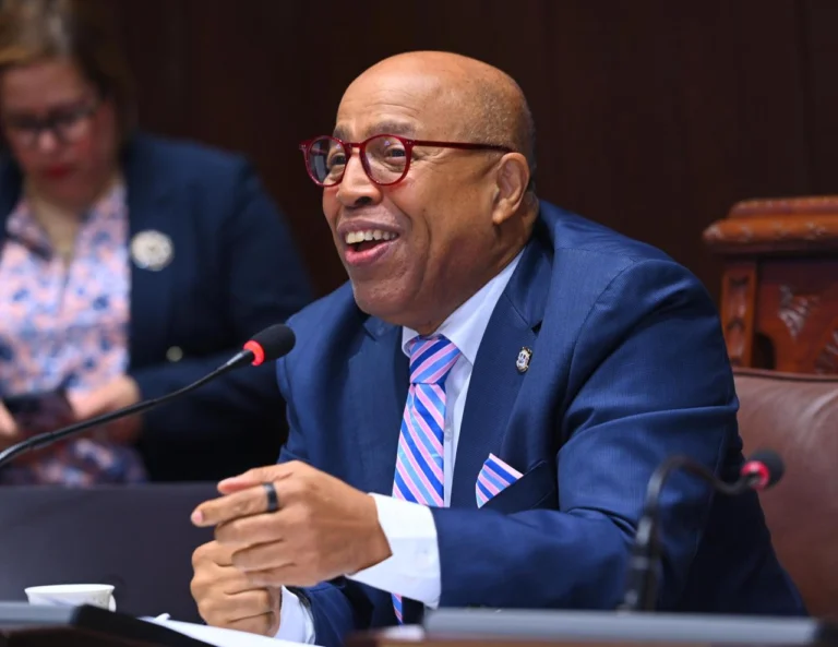 Pacheco reafirma que la cesantía no será modificada en reforma laboral El presidente de la Cámara de Diputados, Alfredo Pacheco, confirmó su compromiso con la aprobación de la reforma laboral basada en el consenso entre trabajadores, empleadores y Gobierno, aclarando su posición ante recientes declaraciones del dirigente sindical Pepe Abreu. Pacheco destacó que existe un acuerdo claro en la Cámara de Diputados de que la cesantía no se modificará, y calificó como “tremendistas” las acusaciones en su contra, reiterando su disposición al diálogo y al respeto de las diferencias. El legislador señaló que su rol es garantizar equilibrio entre los sectores, evitando que la reforma afecte injustamente a alguna de las partes. Además, recordó su trayectoria de apoyo a los derechos de los trabajadores y su impulso a iniciativas como la Ley de Protección al Consumidor. Pacheco hizo un llamado a retomar los acuerdos previos como vía para viabilizar la aprobación de una reforma laboral equilibrada que beneficie a todos los dominicanos. Más información en alodigitalrd.com #AlfredoPacheco #ReformaLaboralRD #Cesantía #DerechosLaborales #AloRD #AloDigitalRD #NoticiasRD