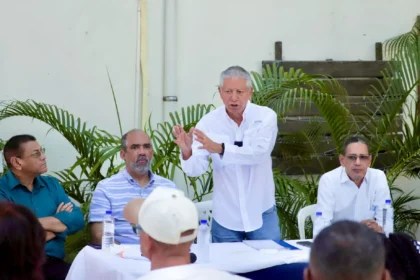 PRD pide al Gobierno medidas urgentes para enfrentar impacto de crisis global El Partido Revolucionario Dominicano (PRD), a través de su presidente ejecutivo Héctor Guzmán, instó al Gobierno dominicano a implementar acciones concretas para mitigar los efectos de la crisis global en la población. La organización advirtió que el contexto internacional sigue presionando el costo de vida, afectando principalmente a los sectores más vulnerables y la clase media, por lo que considera necesario relanzar la política económica con medidas fiscales como la reducción del ITBIS, la disminución de impuestos a los combustibles y la revisión del impuesto sobre la renta. Asimismo, el PRD planteó la necesidad de una reorientación del gasto público, promoviendo un uso más eficiente y transparente de los recursos del Estado, así como una mejor focalización de los subsidios. En el ámbito internacional, sugirió manejar con prudencia el tema haitiano y fortalecer las relaciones diplomáticas con países de América Latina, apostando por una política exterior equilibrada que contribuya a la estabilidad y el desarrollo del país. Más información en alodigitalrd.com #PRD #EconomíaRD #CrisisGlobal #PolíticaRD #GobiernoRD #AloRD #AloDigitalRD #NoticiasRD