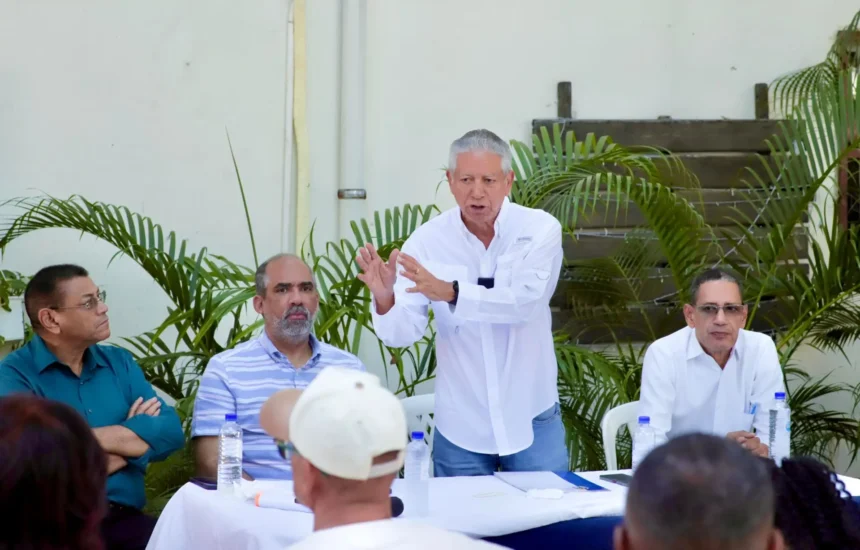 PRD pide al Gobierno medidas urgentes para enfrentar impacto de crisis global El Partido Revolucionario Dominicano (PRD), a través de su presidente ejecutivo Héctor Guzmán, instó al Gobierno dominicano a implementar acciones concretas para mitigar los efectos de la crisis global en la población. La organización advirtió que el contexto internacional sigue presionando el costo de vida, afectando principalmente a los sectores más vulnerables y la clase media, por lo que considera necesario relanzar la política económica con medidas fiscales como la reducción del ITBIS, la disminución de impuestos a los combustibles y la revisión del impuesto sobre la renta. Asimismo, el PRD planteó la necesidad de una reorientación del gasto público, promoviendo un uso más eficiente y transparente de los recursos del Estado, así como una mejor focalización de los subsidios. En el ámbito internacional, sugirió manejar con prudencia el tema haitiano y fortalecer las relaciones diplomáticas con países de América Latina, apostando por una política exterior equilibrada que contribuya a la estabilidad y el desarrollo del país. Más información en alodigitalrd.com #PRD #EconomíaRD #CrisisGlobal #PolíticaRD #GobiernoRD #AloRD #AloDigitalRD #NoticiasRD