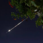 Tercer ataque contra central nuclear de Bushehr intensifica tensiones entre Irán, Estados Unidos e Israel La central nuclear iraní de Bushehr fue blanco de un tercer ataque en menos de diez días por parte de Estados Unidos e Israel, en medio de crecientes tensiones en Oriente Medio. Según reportes oficiales iraníes, el proyectil no provocó víctimas ni daños estructurales o técnicos, mientras que el Organismo Internacional de Energía Atómica (OIEA) confirmó que no se registraron fugas de radiación y que el reactor continúa operando con normalidad. No obstante, su director, Rafael Grossi, expresó preocupación por el riesgo de un incidente radiológico en caso de que las instalaciones resulten afectadas. Irán calificó el ataque como una violación del derecho internacional, mientras Rusia denunció que estas acciones podrían provocar una catástrofe nuclear. El conflicto se ha expandido con nuevos bombardeos a instalaciones nucleares e industriales en Irán, así como ataques con misiles y drones iraníes contra objetivos en Israel y otros países aliados de Estados Unidos en la región. Se reportaron víctimas mortales tanto en territorio iraní como en Tel Aviv, además de daños a infraestructuras civiles y militares. Asimismo, ataques alcanzaron una base aérea en Arabia Saudí dejando militares estadounidenses heridos, mientras que países como Baréin y Emiratos Árabes Unidos activaron sistemas de defensa ante amenazas aéreas. La escalada incluye represalias directas y advertencias de intensificación, consolidando un escenario de alto riesgo geopolítico con posibles consecuencias regionales y globales. Más información en alodigitalrd.com #OrienteMedio #Irán #Israel #ConflictoGlobal #Geopolítica #AloRD #AloDigitalRD #NoticiasRD