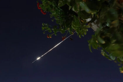 Tercer ataque contra central nuclear de Bushehr intensifica tensiones entre Irán, Estados Unidos e Israel La central nuclear iraní de Bushehr fue blanco de un tercer ataque en menos de diez días por parte de Estados Unidos e Israel, en medio de crecientes tensiones en Oriente Medio. Según reportes oficiales iraníes, el proyectil no provocó víctimas ni daños estructurales o técnicos, mientras que el Organismo Internacional de Energía Atómica (OIEA) confirmó que no se registraron fugas de radiación y que el reactor continúa operando con normalidad. No obstante, su director, Rafael Grossi, expresó preocupación por el riesgo de un incidente radiológico en caso de que las instalaciones resulten afectadas. Irán calificó el ataque como una violación del derecho internacional, mientras Rusia denunció que estas acciones podrían provocar una catástrofe nuclear. El conflicto se ha expandido con nuevos bombardeos a instalaciones nucleares e industriales en Irán, así como ataques con misiles y drones iraníes contra objetivos en Israel y otros países aliados de Estados Unidos en la región. Se reportaron víctimas mortales tanto en territorio iraní como en Tel Aviv, además de daños a infraestructuras civiles y militares. Asimismo, ataques alcanzaron una base aérea en Arabia Saudí dejando militares estadounidenses heridos, mientras que países como Baréin y Emiratos Árabes Unidos activaron sistemas de defensa ante amenazas aéreas. La escalada incluye represalias directas y advertencias de intensificación, consolidando un escenario de alto riesgo geopolítico con posibles consecuencias regionales y globales. Más información en alodigitalrd.com #OrienteMedio #Irán #Israel #ConflictoGlobal #Geopolítica #AloRD #AloDigitalRD #NoticiasRD