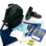 INABIE lanza procesos de compra complementaria para garantizar utilería escolar a estudiantes del Sistema Educativo Público Santo Domingo. – El Instituto Nacional de Bienestar Estudiantil (INABIE) lanzará este lunes tres procesos de compra para completar la utilería del período escolar 2026-2027, con el objetivo de garantizar que casi dos millones de estudiantes del sistema educativo público reciban sus insumos a tiempo y cuenten con todo lo necesario desde el primer día del próximo año lectivo. Estas contrataciones se realizan para subsanar un faltante en las cantidades originalmente previstas para cubrir la demanda de utilería del próximo año escolar, generado por la anulación parcial de un proceso ejecutado en el 2024 por la institución, dispuesta mediante una resolución emitida por la Dirección General de Contrataciones Públicas (DGCP). Los procesos corresponden a la adquisición de poloshirts y pantalones, mochilas y kits escolares, así como zapatos escolares, bajo las referencias INABIE-MAE-PEUR-2026-0001, INABIE-MAE-PEUR-2026-0002 y INABIE-MAE-PEUR-2026-0003. Estas nuevas contrataciones se realizarán en cumplimiento de la Ley 47-25 sobre Contrataciones Públicas y de los lineamientos establecidos por la Dirección General de Contrataciones Públicas (DGCP), para asegurar la continuidad del servicio educativo sin afectar el calendario escolar.  La actual gestión del INABIE ha incorporado requisitos técnicos reforzados y mayores controles de trazabilidad para fortalecer la transparencia y eficiencia en estos procesos.  Previo al lanzamiento de estos procesos de contrataciones, el INABIE sostuvo encuentros con representantes del sector productivo nacional, incluyendo empresas textiles, de calzado y suplidores de utilería, en los que se orientó a las empresas interesadas sobre los requisitos técnicos para fomentar una convocatoria abierta y competitiva que fortalezca la economía local y asegure la participación de oferentes que cumplan con los estándares exigidos por la Ley de Contrataciones Públicas.  Para agilizar los plazos y asegurar la entrega oportuna de los materiales dentro del calendario académico, estos procesos se realizarán mediante la modalidad de procedimiento de urgencia. Esta modalidad permite adecuar los tiempos del proceso de contratación a una necesidad real e impostergable del servicio educativo, garantizando al mismo tiempo el cumplimiento de las fases, principios y controles establecidos en la Ley 47-25 sobre Contrataciones Públicas. La inversión estimada para estos procedimientos asciende aproximadamente a RD$1,700 millones, correspondientes a los mismos recursos previamente contemplados en los contratos anulados. Los interesados pueden consultar los pliegos de condiciones y especificaciones técnicas en el Sistema Electrónico de Contrataciones Públicas (SECP), administrado por la DGCP, donde los detalles de cada convocatoria estarán disponibles a partir de las 3:00 de la tarde de este lunes 23 de marzo. El INABIE reafirmó su compromiso con la correcta administración de los recursos públicos y con garantizar que los estudiantes del sistema educativo público cuenten con los insumos escolares necesarios para el retorno a clases.