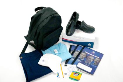 INABIE lanza procesos de compra complementaria para garantizar utilería escolar a estudiantes del Sistema Educativo Público Santo Domingo. – El Instituto Nacional de Bienestar Estudiantil (INABIE) lanzará este lunes tres procesos de compra para completar la utilería del período escolar 2026-2027, con el objetivo de garantizar que casi dos millones de estudiantes del sistema educativo público reciban sus insumos a tiempo y cuenten con todo lo necesario desde el primer día del próximo año lectivo. Estas contrataciones se realizan para subsanar un faltante en las cantidades originalmente previstas para cubrir la demanda de utilería del próximo año escolar, generado por la anulación parcial de un proceso ejecutado en el 2024 por la institución, dispuesta mediante una resolución emitida por la Dirección General de Contrataciones Públicas (DGCP). Los procesos corresponden a la adquisición de poloshirts y pantalones, mochilas y kits escolares, así como zapatos escolares, bajo las referencias INABIE-MAE-PEUR-2026-0001, INABIE-MAE-PEUR-2026-0002 y INABIE-MAE-PEUR-2026-0003. Estas nuevas contrataciones se realizarán en cumplimiento de la Ley 47-25 sobre Contrataciones Públicas y de los lineamientos establecidos por la Dirección General de Contrataciones Públicas (DGCP), para asegurar la continuidad del servicio educativo sin afectar el calendario escolar.  La actual gestión del INABIE ha incorporado requisitos técnicos reforzados y mayores controles de trazabilidad para fortalecer la transparencia y eficiencia en estos procesos.  Previo al lanzamiento de estos procesos de contrataciones, el INABIE sostuvo encuentros con representantes del sector productivo nacional, incluyendo empresas textiles, de calzado y suplidores de utilería, en los que se orientó a las empresas interesadas sobre los requisitos técnicos para fomentar una convocatoria abierta y competitiva que fortalezca la economía local y asegure la participación de oferentes que cumplan con los estándares exigidos por la Ley de Contrataciones Públicas.  Para agilizar los plazos y asegurar la entrega oportuna de los materiales dentro del calendario académico, estos procesos se realizarán mediante la modalidad de procedimiento de urgencia. Esta modalidad permite adecuar los tiempos del proceso de contratación a una necesidad real e impostergable del servicio educativo, garantizando al mismo tiempo el cumplimiento de las fases, principios y controles establecidos en la Ley 47-25 sobre Contrataciones Públicas. La inversión estimada para estos procedimientos asciende aproximadamente a RD$1,700 millones, correspondientes a los mismos recursos previamente contemplados en los contratos anulados. Los interesados pueden consultar los pliegos de condiciones y especificaciones técnicas en el Sistema Electrónico de Contrataciones Públicas (SECP), administrado por la DGCP, donde los detalles de cada convocatoria estarán disponibles a partir de las 3:00 de la tarde de este lunes 23 de marzo. El INABIE reafirmó su compromiso con la correcta administración de los recursos públicos y con garantizar que los estudiantes del sistema educativo público cuenten con los insumos escolares necesarios para el retorno a clases.