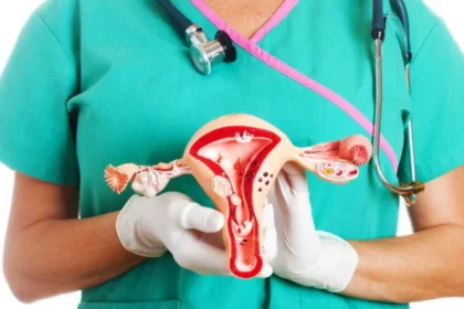 **Más de 300 casos de cáncer de cérvix en Incart en tres años: alertan sobre prevención** El cáncer de cuello uterino continúa siendo la segunda enfermedad más frecuente en mujeres, a pesar de ser prevenible mediante detección temprana y vacunación contra el Virus del Papiloma Humano (VPH). * Entre 2023 y 2025, el Instituto Nacional del Cáncer Rosa Emilia Sánchez Pérez de Tavares (Incart) registró 323 casos de cáncer de cérvix, con 110 solo en 2024. * El principal factor de riesgo es la infección persistente por VPH, aunque influyen múltiples parejas sexuales y estilos de vida poco saludables. * La detección temprana mediante Papanicolau, Papanicolau de base líquida y pruebas biomoleculares permite tratamientos simples como crioterapia o conización. Los diagnósticos tardíos requieren terapias más agresivas con menor probabilidad de éxito. * La vacuna contra el VPH, incluida la reciente nonavalente que protege contra nueve tipos de virus, es la herramienta más efectiva para prevenir la enfermedad. Sin embargo, la desinformación y resistencia a la vacunación limitan su cobertura. El especialista César del Orbe enfatizó la importancia de combinar educación en salud, vacunación y chequeos periódicos para reducir la incidencia y la mortalidad por cáncer de cuello uterino. #CáncerDeCérvix #PrevenciónVPH #SaludMujer #Incart #ChequeosGinecológicos #VacunaVPH