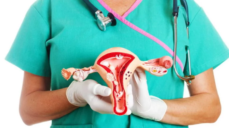 **Más de 300 casos de cáncer de cérvix en Incart en tres años: alertan sobre prevención** El cáncer de cuello uterino continúa siendo la segunda enfermedad más frecuente en mujeres, a pesar de ser prevenible mediante detección temprana y vacunación contra el Virus del Papiloma Humano (VPH). * Entre 2023 y 2025, el Instituto Nacional del Cáncer Rosa Emilia Sánchez Pérez de Tavares (Incart) registró 323 casos de cáncer de cérvix, con 110 solo en 2024. * El principal factor de riesgo es la infección persistente por VPH, aunque influyen múltiples parejas sexuales y estilos de vida poco saludables. * La detección temprana mediante Papanicolau, Papanicolau de base líquida y pruebas biomoleculares permite tratamientos simples como crioterapia o conización. Los diagnósticos tardíos requieren terapias más agresivas con menor probabilidad de éxito. * La vacuna contra el VPH, incluida la reciente nonavalente que protege contra nueve tipos de virus, es la herramienta más efectiva para prevenir la enfermedad. Sin embargo, la desinformación y resistencia a la vacunación limitan su cobertura. El especialista César del Orbe enfatizó la importancia de combinar educación en salud, vacunación y chequeos periódicos para reducir la incidencia y la mortalidad por cáncer de cuello uterino. #CáncerDeCérvix #PrevenciónVPH #SaludMujer #Incart #ChequeosGinecológicos #VacunaVPH