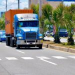 INTRANT restringe circulación de camiones en Semana Santa 2026 Durante la Semana Santa 2026, el Instituto Nacional de Tránsito y Transporte Terrestre (INTRANT) implementará una restricción de circulación para vehículos de carga en todo el territorio nacional. La medida estará vigente desde el jueves 2 de abril a las 6:00 a.m. hasta el lunes 6 de abril a las 5:00 a.m., aplicando incluso a vehículos con permisos de la Zona de Acceso Restringido (ZAR). Solo se permitirán permisos especiales para transporte de mercancías prioritarias o perecederas, incluyendo combustibles, agua, alimentos, medicamentos, equipos médicos y desechos hospitalarios, mientras que cargas especiales como doble remolque o sobredimensionadas quedarán prohibidas. Quedan exentos de la disposición los vehículos de emergencia, ambulancias y unidades de servicios básicos como electricidad, telecomunicaciones, saneamiento y mantenimiento vial, así como camionetas y furgonetas para labores esenciales. El incumplimiento conllevará multas equivalentes a un salario mínimo del sector público descentralizado, de acuerdo con la Ley 63-17 y el Reglamento 258-20. Los interesados podrán gestionar permisos a través del portal institucional, con pago en línea y emisión de un permiso digital con código QR para fiscalización. Estas medidas buscan garantizar una movilidad más segura y organizada durante el asueto. Más información en alodigitalrd.com #INTRANT #SemanaSanta2026 #SeguridadVial #TransporteCarga #MovilidadSegura #AloRD #AloDigitalRD #NoticiasRD