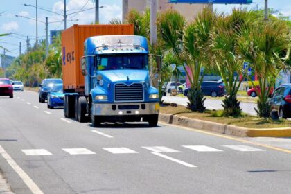 INTRANT restringe circulación de camiones en Semana Santa 2026 Durante la Semana Santa 2026, el Instituto Nacional de Tránsito y Transporte Terrestre (INTRANT) implementará una restricción de circulación para vehículos de carga en todo el territorio nacional. La medida estará vigente desde el jueves 2 de abril a las 6:00 a.m. hasta el lunes 6 de abril a las 5:00 a.m., aplicando incluso a vehículos con permisos de la Zona de Acceso Restringido (ZAR). Solo se permitirán permisos especiales para transporte de mercancías prioritarias o perecederas, incluyendo combustibles, agua, alimentos, medicamentos, equipos médicos y desechos hospitalarios, mientras que cargas especiales como doble remolque o sobredimensionadas quedarán prohibidas. Quedan exentos de la disposición los vehículos de emergencia, ambulancias y unidades de servicios básicos como electricidad, telecomunicaciones, saneamiento y mantenimiento vial, así como camionetas y furgonetas para labores esenciales. El incumplimiento conllevará multas equivalentes a un salario mínimo del sector público descentralizado, de acuerdo con la Ley 63-17 y el Reglamento 258-20. Los interesados podrán gestionar permisos a través del portal institucional, con pago en línea y emisión de un permiso digital con código QR para fiscalización. Estas medidas buscan garantizar una movilidad más segura y organizada durante el asueto. Más información en alodigitalrd.com #INTRANT #SemanaSanta2026 #SeguridadVial #TransporteCarga #MovilidadSegura #AloRD #AloDigitalRD #NoticiasRD