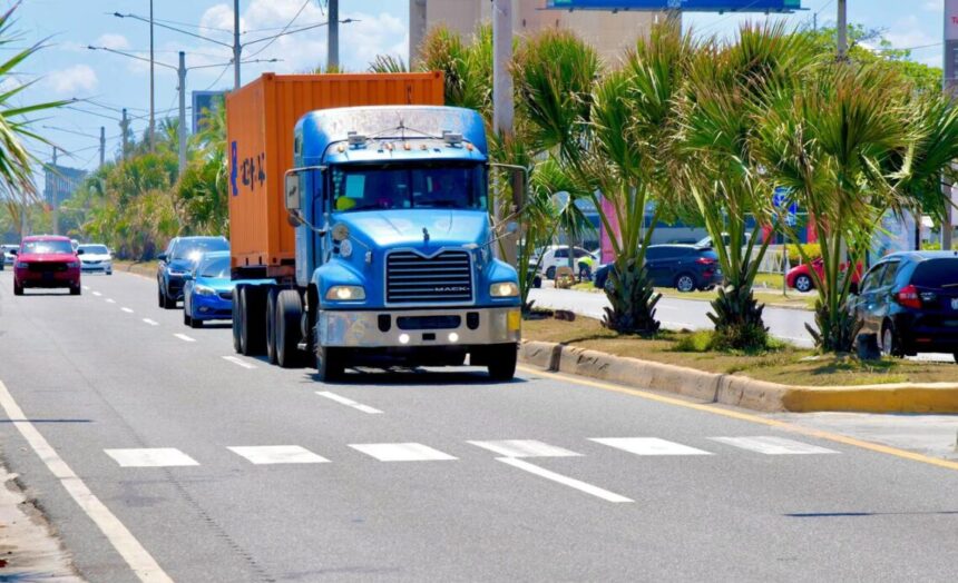 INTRANT restringe circulación de camiones en Semana Santa 2026 Durante la Semana Santa 2026, el Instituto Nacional de Tránsito y Transporte Terrestre (INTRANT) implementará una restricción de circulación para vehículos de carga en todo el territorio nacional. La medida estará vigente desde el jueves 2 de abril a las 6:00 a.m. hasta el lunes 6 de abril a las 5:00 a.m., aplicando incluso a vehículos con permisos de la Zona de Acceso Restringido (ZAR). Solo se permitirán permisos especiales para transporte de mercancías prioritarias o perecederas, incluyendo combustibles, agua, alimentos, medicamentos, equipos médicos y desechos hospitalarios, mientras que cargas especiales como doble remolque o sobredimensionadas quedarán prohibidas. Quedan exentos de la disposición los vehículos de emergencia, ambulancias y unidades de servicios básicos como electricidad, telecomunicaciones, saneamiento y mantenimiento vial, así como camionetas y furgonetas para labores esenciales. El incumplimiento conllevará multas equivalentes a un salario mínimo del sector público descentralizado, de acuerdo con la Ley 63-17 y el Reglamento 258-20. Los interesados podrán gestionar permisos a través del portal institucional, con pago en línea y emisión de un permiso digital con código QR para fiscalización. Estas medidas buscan garantizar una movilidad más segura y organizada durante el asueto. Más información en alodigitalrd.com #INTRANT #SemanaSanta2026 #SeguridadVial #TransporteCarga #MovilidadSegura #AloRD #AloDigitalRD #NoticiasRD