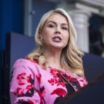 Casa Blanca responde al papa y defiende llamado a orar por soldados en medio de guerra La Casa Blanca afirmó que no hay nada inapropiado en exhortar a la oración por los miembros de las Fuerzas Armadas de Estados Unidos que participan en la guerra en Irán, en respuesta a las declaraciones del papa León XIV durante el Domingo de Ramos. El pontífice había señalado que Dios “no escucha las oraciones de quienes hacen la guerra”, al tiempo que llamó a detener la violencia y a recordar la fraternidad entre los pueblos. Ante esto, la portavoz Karoline Leavitt indicó que invitar a la población a rezar por los militares es un acto legítimo y noble. Desde la administración del presidente Donald Trump se reiteró que la tradición de orar por las tropas forma parte de la historia del país, basada en valores judeocristianos. La vocera destacó que tanto líderes políticos como militares han recurrido a la oración en momentos de conflicto, y que los propios miembros del ejército valoran estas muestras de apoyo. Las declaraciones se producen en un contexto de tensiones internacionales marcadas por el conflicto en Irán y los llamados globales a reducir la violencia. Más información en alodigitalrd.com #EEUU #CasaBlanca #Papa #Guerra #Irán #AloRD #AloDigitalRD #NoticiasRD