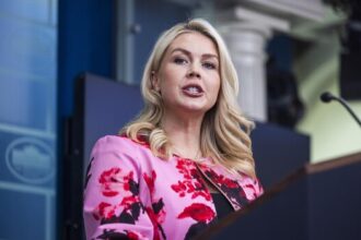 Casa Blanca responde al papa y defiende llamado a orar por soldados en medio de guerra La Casa Blanca afirmó que no hay nada inapropiado en exhortar a la oración por los miembros de las Fuerzas Armadas de Estados Unidos que participan en la guerra en Irán, en respuesta a las declaraciones del papa León XIV durante el Domingo de Ramos. El pontífice había señalado que Dios “no escucha las oraciones de quienes hacen la guerra”, al tiempo que llamó a detener la violencia y a recordar la fraternidad entre los pueblos. Ante esto, la portavoz Karoline Leavitt indicó que invitar a la población a rezar por los militares es un acto legítimo y noble. Desde la administración del presidente Donald Trump se reiteró que la tradición de orar por las tropas forma parte de la historia del país, basada en valores judeocristianos. La vocera destacó que tanto líderes políticos como militares han recurrido a la oración en momentos de conflicto, y que los propios miembros del ejército valoran estas muestras de apoyo. Las declaraciones se producen en un contexto de tensiones internacionales marcadas por el conflicto en Irán y los llamados globales a reducir la violencia. Más información en alodigitalrd.com #EEUU #CasaBlanca #Papa #Guerra #Irán #AloRD #AloDigitalRD #NoticiasRD